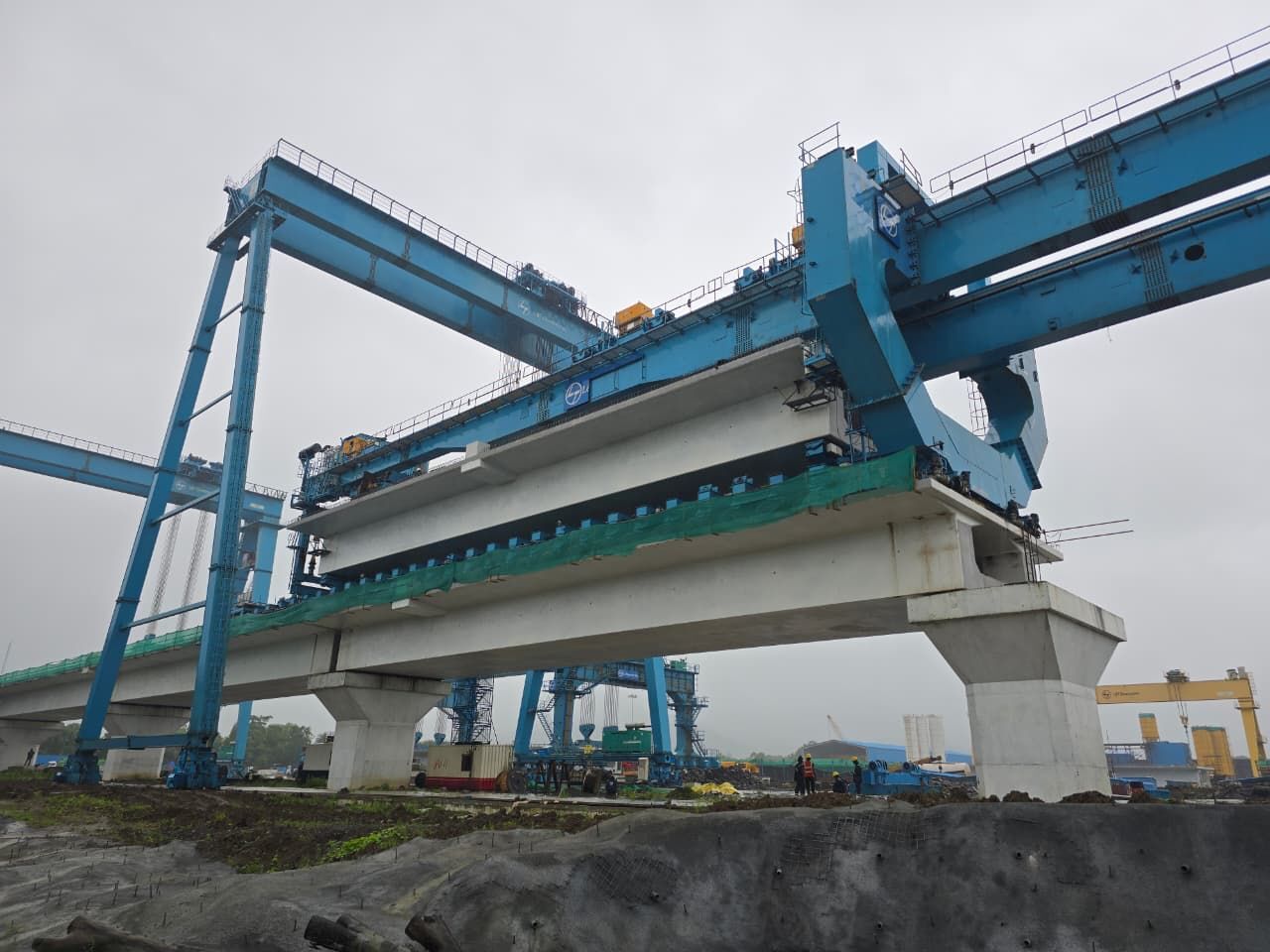 ムンバイ〜アーメダバード高速鉄道回廊のため、マハラシュトラ州においてフルスパン架設ガントリーを用いて初のフルスパンボックスガーダーが架設されました。